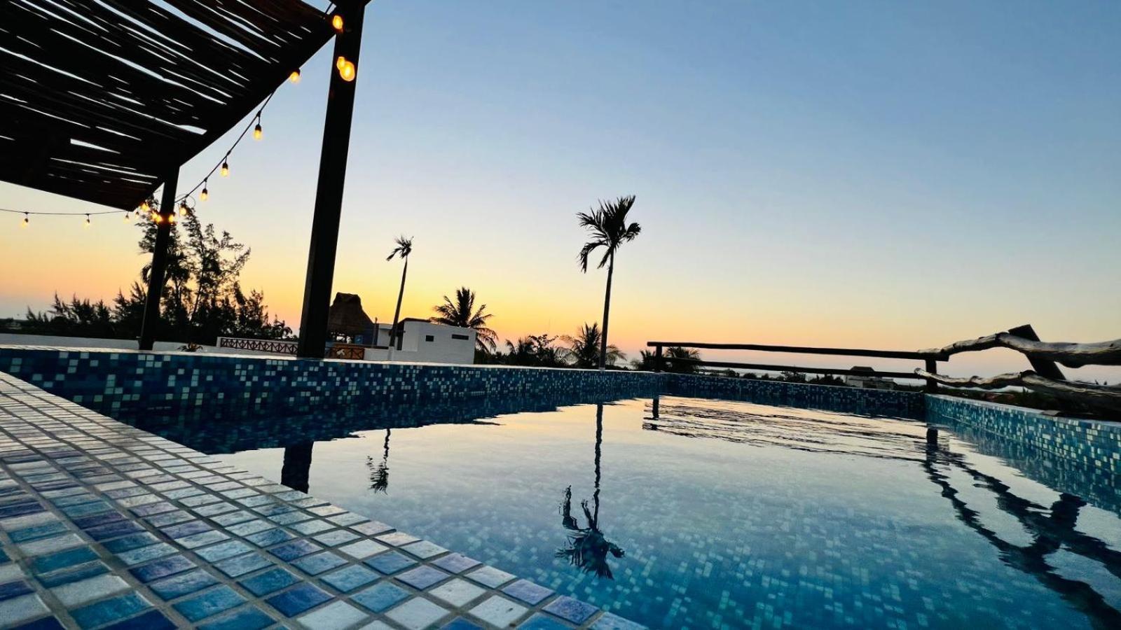 Hotel Mayari Holbox Exterior photo Sunset at the pool